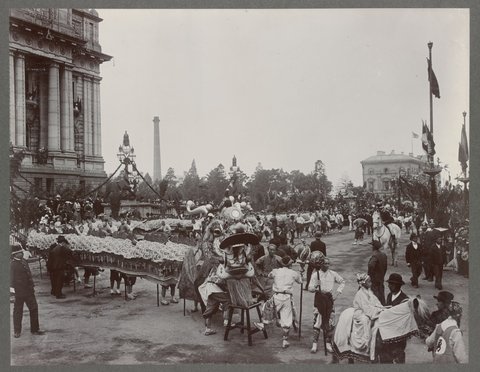 THE CHINESE PROCESSION. The Dragon turning the corner of Spring and Bourke Streets, 1901