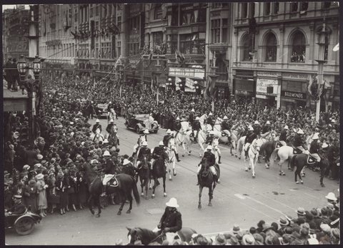 Triumphal procession of the flyers through the streets of Melb. i.e. Melbourne, 1934