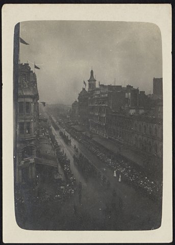 Troops marching down Swanston Street, 1918