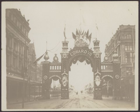 Decorative arches erected for the visit of the Duke and Duchess of Cornwall & York, Melbourne, Vic, 1901
