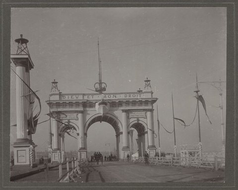 Decorations in Melbourne streets celebrating the visit of the Duke and Duchess of Cornwall and York, 1901