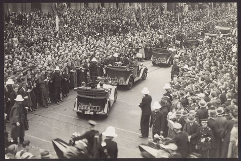 Triumphal procession of the flyers through the streets of Melb. i.e. Melbourne, 1934