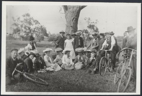 Collection of images of unidentified people and places, in Melbourne and possibly around the Warrnambool area, 1984?
