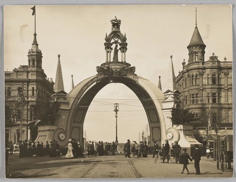 Looking south along Russell Street over Collins Street, c. 1901