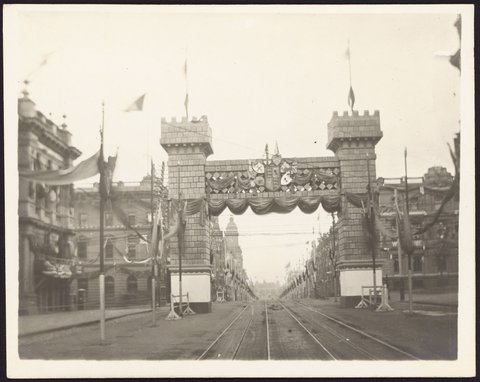 Decorative arches erected for the visit of the Duke and Duchess of Cornwall & York, Melbourne, Vic, 1901