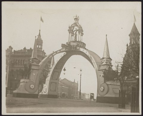 Decorative arches erected for the visit of the Duke and Duchess of Cornwall & York, Melbourne, Vic, 1901