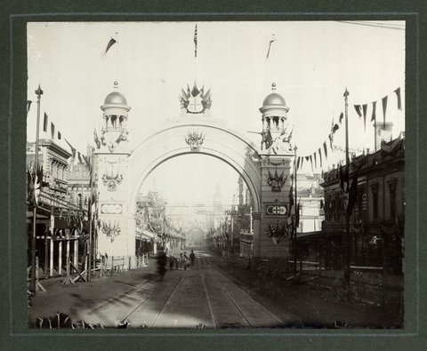 Decorations in Melbourne streets celebrating the visit of the Duke and Duchess of Cornwall and York, 1901