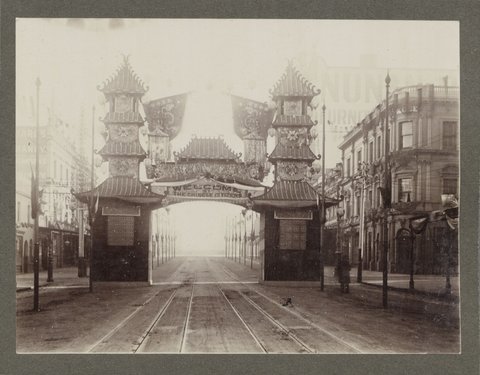 Decorations in Melbourne streets celebrating the visit of the Duke and Duchess of Cornwall and York, 1901