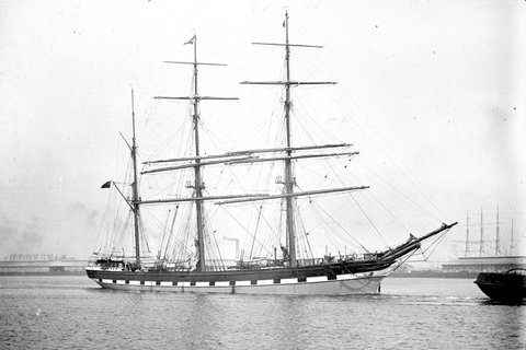 LOCH TAY TOWING OUT OF VICTORIA DOCK. MELBOURNE, 1885–1946
