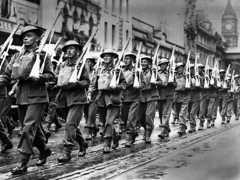 2nd A.I.F. marching along Swanston Street, 1940–41