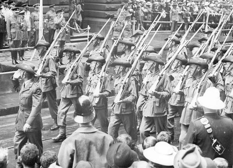 Australian servicemen marching down Swanston Street, past the saluting base at the Melbourne Town Hall, 1940–45