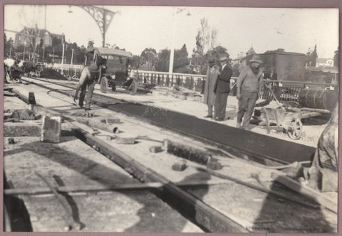 Reconditioning Hawthorn bridge - deck, 1930