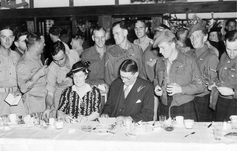 Visit to the Dandenong Ranges by soldiers from British regiments stationed in Melbourne, hosted by Lord Mayor of Melbourne, Cr. Nettlefold, c. 1944