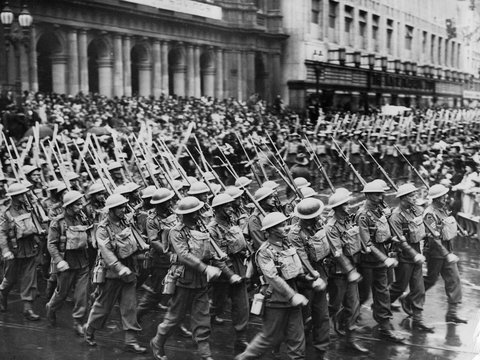 Australian Soldiers turn into Elizabeth Street during Empire Day March, 1938–44
