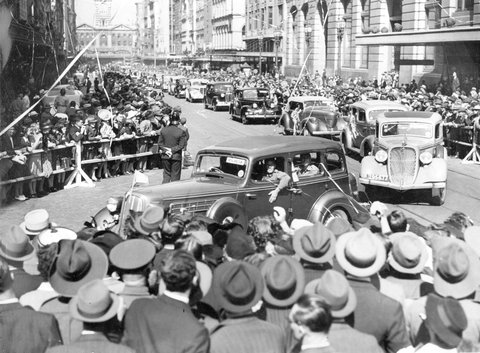 Procession of invalided soldiers travelling in motor cars up Elizabeth Street and turning into Bourke Street, Melbourne, 1940–45