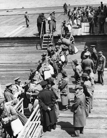 A.I.F. embarkation from Port Melbourne "I", men going up the gangplank, c. 1941