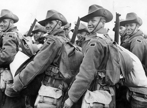 Men of the 2nd contingent of the 2nd A.I.F. embarking from Port Melbourne with kitbags, c. 1940