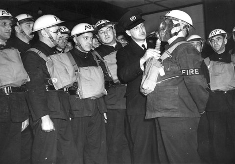 District Officer J.H. Buter instructs members of South Melbourne Auxiliary Fire Service on use of gas masks, 1939–45