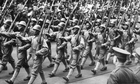 Military procession in Melbourne, Bourke Street and towards Elizabeth Street, 1943