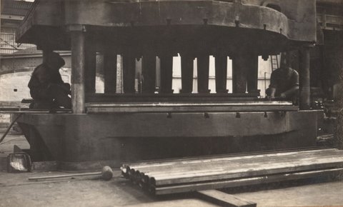 Reconditioning Hawthorn bridge - handrail, 1930