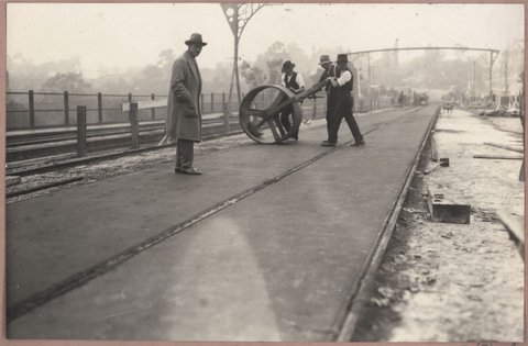 Reconditioning Hawthorn bridge - deck, 1930