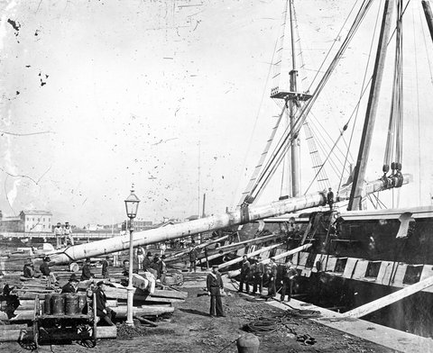 UNSHIPPING THE FOREMAST OF THE OLD FRIGATE NELSON AT WILLIAMSTOWN DOCKYARD. : Flagship of the Victorian navy in pre Federation days. Built early in the nineteenth century, 1885–1946