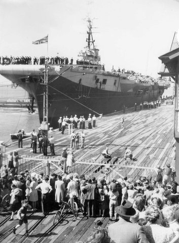 Visit by British aircraft carrier H.M.S. Glory to Melbourne, 1946