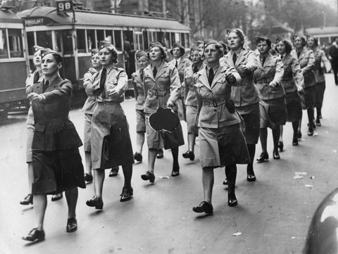 Australian Women's League troops marching in Melbourne, 1940–41