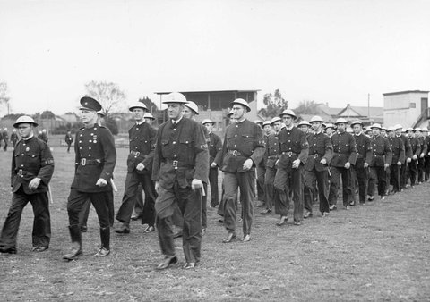 Kew district Auxiliary Fire Service in march past, 1939–45