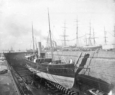 LADY LOCH. : Melbourne. 428 Tons. Built at Melbourne. Lighthouse tender. Aberdeen clipper ARISTIDES on opposite side, and P & O mail steamer ASSAM, 1886–1946