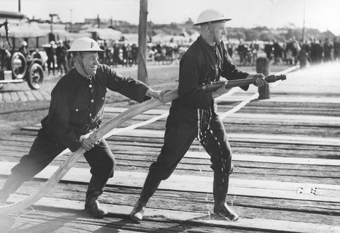 Footscray Auxilliary [i.e. Auxiliary] Firemen - Water in 15 seconds, 1939–45