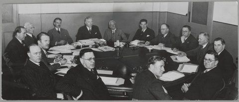 Federal cabinet emergency meeting in Melbourne, fifteen members, 1939