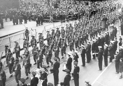 Army men of the 7th Division as they march through the streets of Melbourne, Victoria, 1944