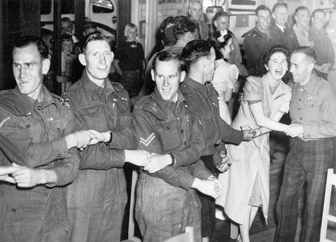 Visit to the Dandenong Ranges by soldiers from British regiments stationed in Melbourne, hosted by Lord Mayor of Melbourne, Cr. Nettlefold, c. 1944