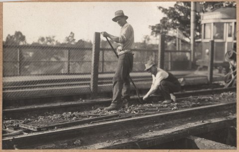 Reconditioning Hawthorn bridge - deck, 1930