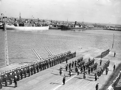 Visit by British aircraft carrier H.M.S. Indefatigable to Melbourne, 1946