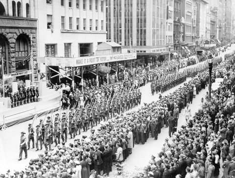 Armed servicemen marching past the National Bank, Collins Street, Melbourne, 1940–45