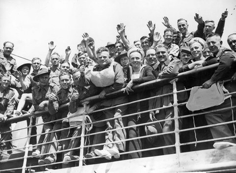 A.I.F. troops during embarkation at Port Melbourne, 1941