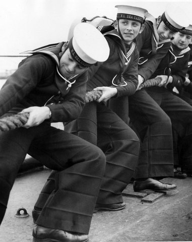 Sea Cadets help to berth HMAS GLADSTONE at Station Pier, Pt Melb. i.e. Port Melbourne, 1947–53