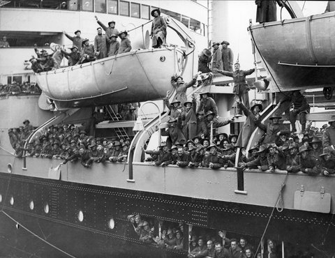 Men of the 2nd Contingent of the 2nd A.I.F. embarking from Port Melbourne by troopship, 1937–43