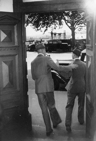 Applicants for enlistment arriving and leaving the R.A.A.F. recruiting depot in Flinders Street, Melbourne, c. 1940