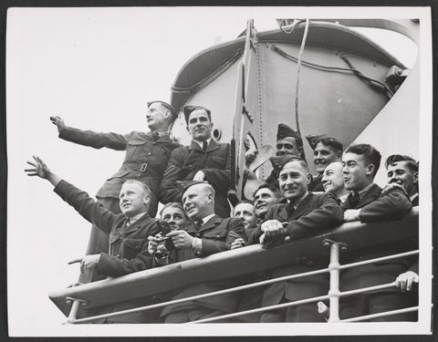 EMBARKATION OF TROOPS FROM PORT MELBOURNE, 1945?