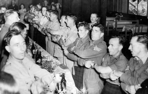 Visit to the Dandenong Ranges by soldiers from British regiments stationed in Melbourne, hosted by Lord Mayor of Melbourne, Cr. Nettlefold, 1941–47