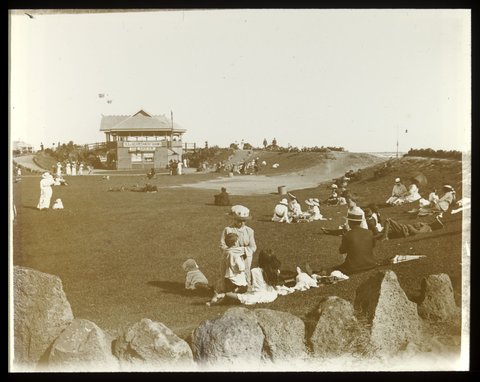 Refreshment Kiosk on St. Kilda foreshore with families, 1875–1938