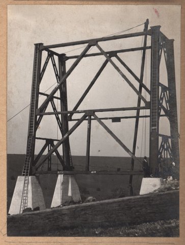 Albion to Broadmeadows - viaduct at Maribyrnong River - erection of steelwork, 1928
