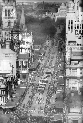 Birds-eye-view of Australian troops on parade in Swanston Street, 1942–43