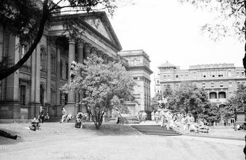 State Library of Victoria forecourt, Melbourne, 1954