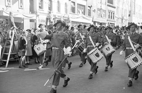 Street parade in Melbourne during the royal tour of 1954
