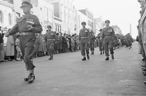 Street parade in Melbourne during the royal tour of 1954