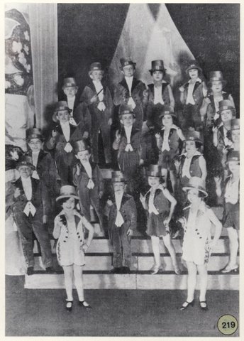 Irving's Imperial Midgets in Chefalo's show in Melbourne, 1930–93